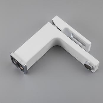 Смеситель для раковины 35к G1017-1 GAPPO литой, с гигиенической лейкой, БЕЛЫЙ-хром